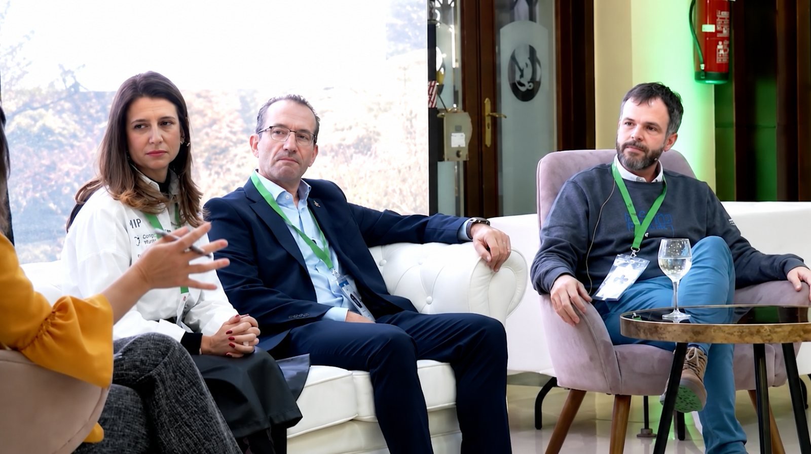 Mesa de debate del congreso, con los ponentes conversando ante el público