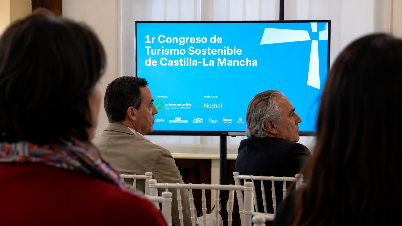 Asistentes ante la pantalla del I Congreso de Turismo Sostenible de Castilla-La Mancha